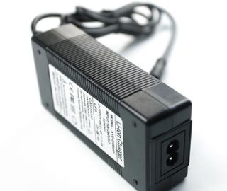 黒いAC Dc携帯用力のアダプター/240ワットの切換えの電源のアダプター
