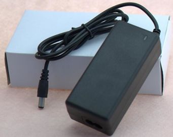 EUのAuが付いている黒い12V 2.5A 3A 5Aの壁の台紙AC DC電源のアダプター私達導かれたランプのためのイギリスのプラグ