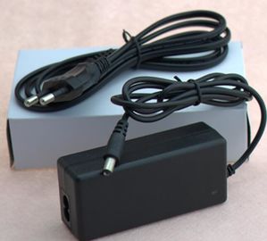 EUのAuが付いている黒い12V 2.5A 3A 5Aの壁の台紙AC DC電源のアダプター私達導かれたランプのためのイギリスのプラグ