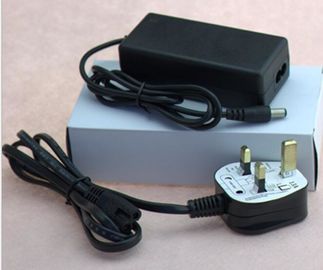 EUのAuが付いている黒い12V 2.5A 3A 5Aの壁の台紙AC DC電源のアダプター私達導かれたランプのためのイギリスのプラグ